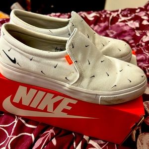 Women,a Nike Slip-In Sneakers. Size 9.